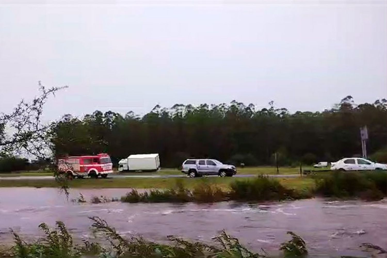 Búsqueda desesperada de familia arrastrada por el agua de un arroyo en medio del temporal