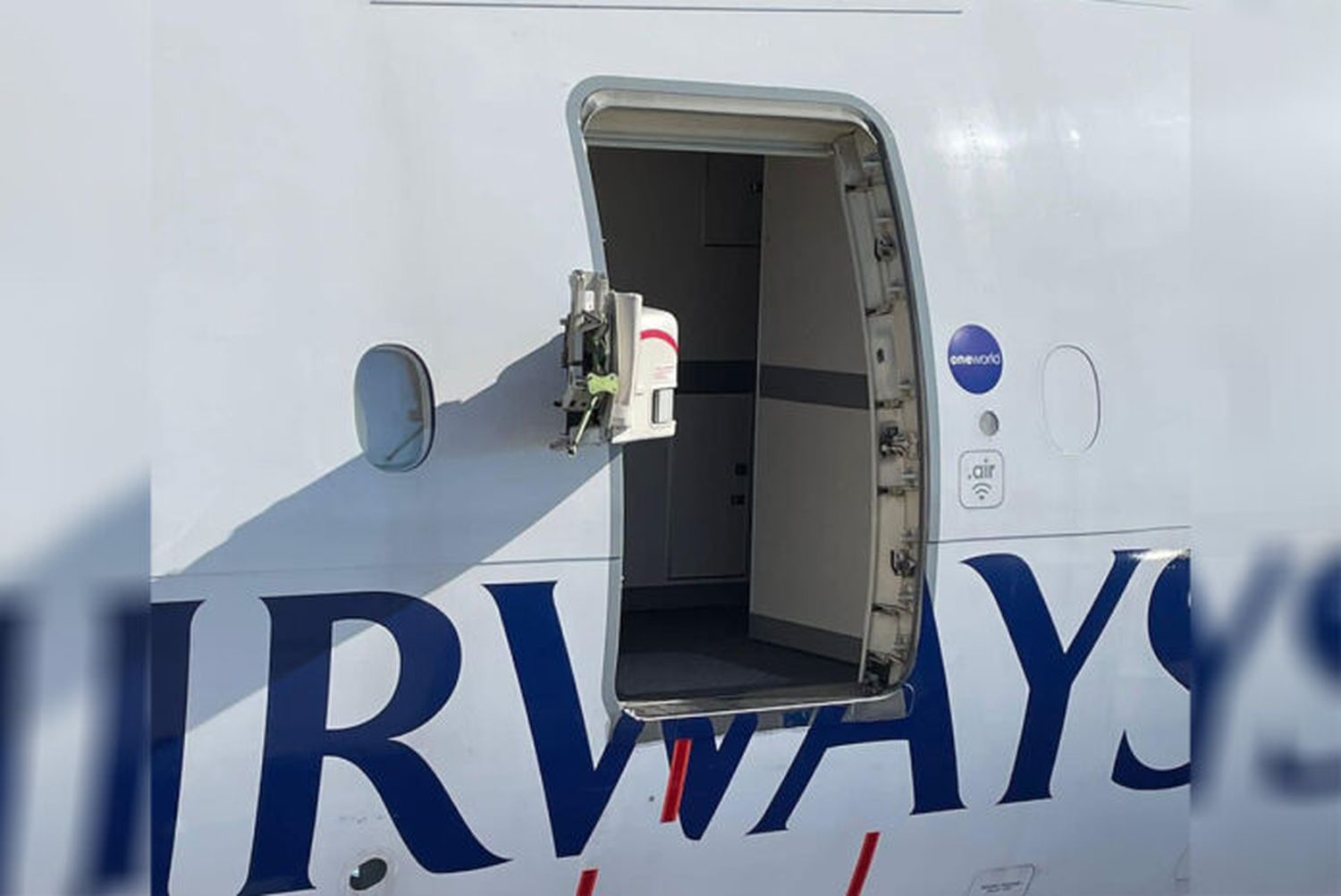 Un 777 de British Airways termina con su puerta arrancada durante el push-back