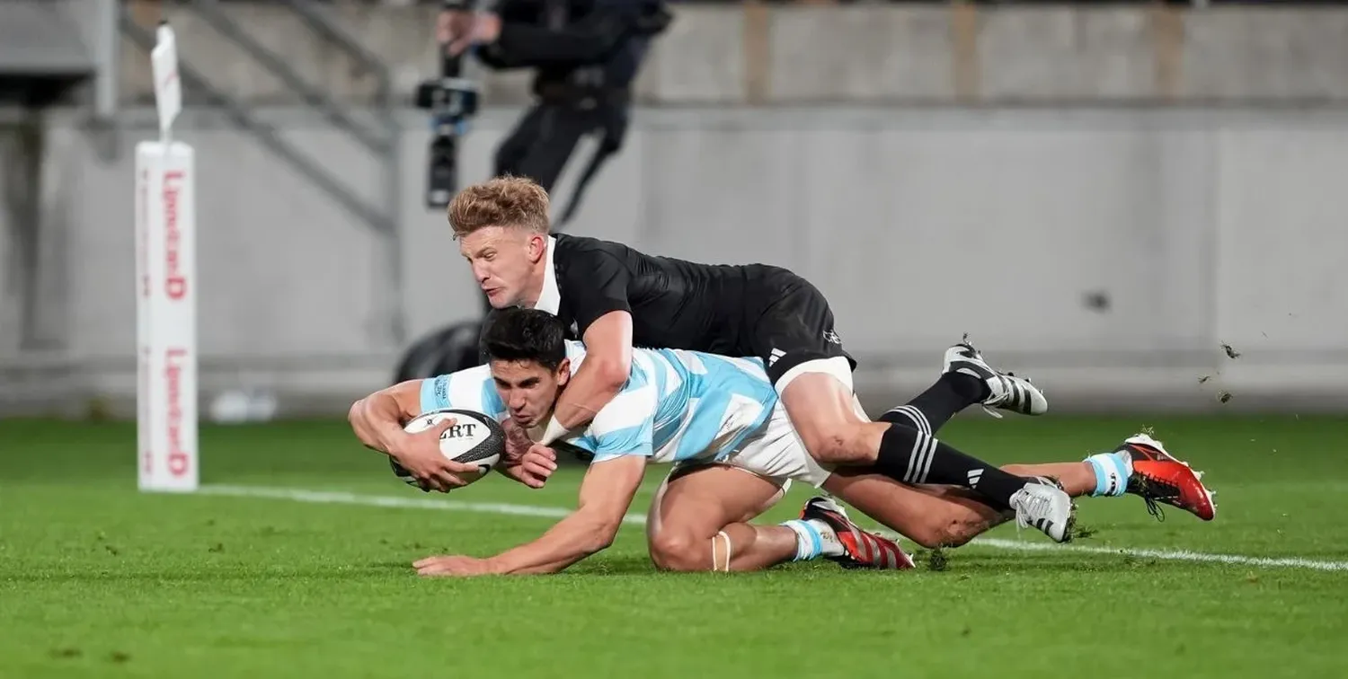 Lucio Cinti, apoya el primer try para Los Pumas. Crédito: Prensa UAR / Gaspafotos