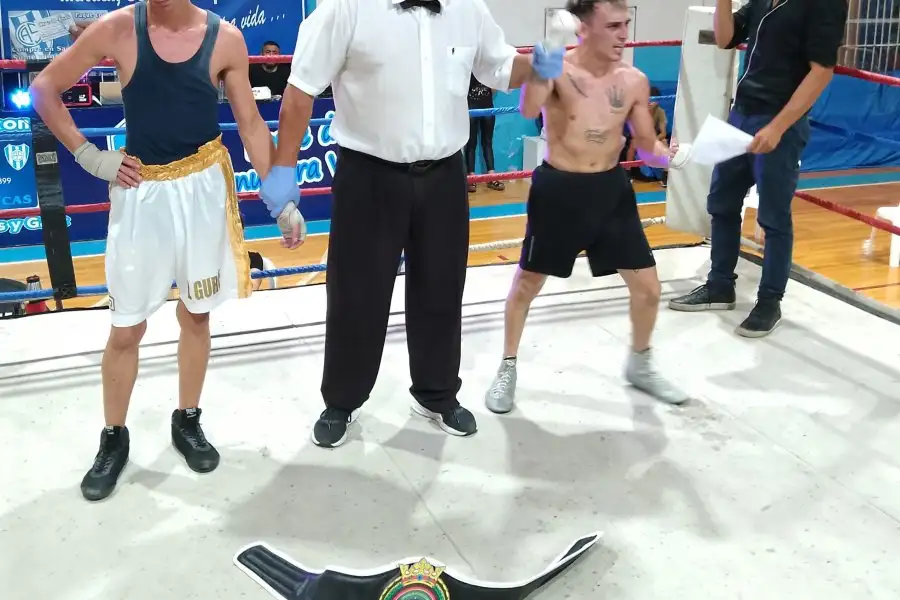 Román «Zurdito» Aquino festejó ante su gente.