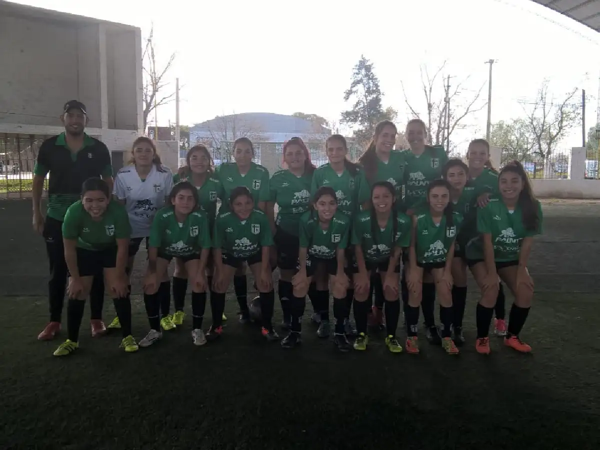 Las chicas de Sportivo salen a la cancha
