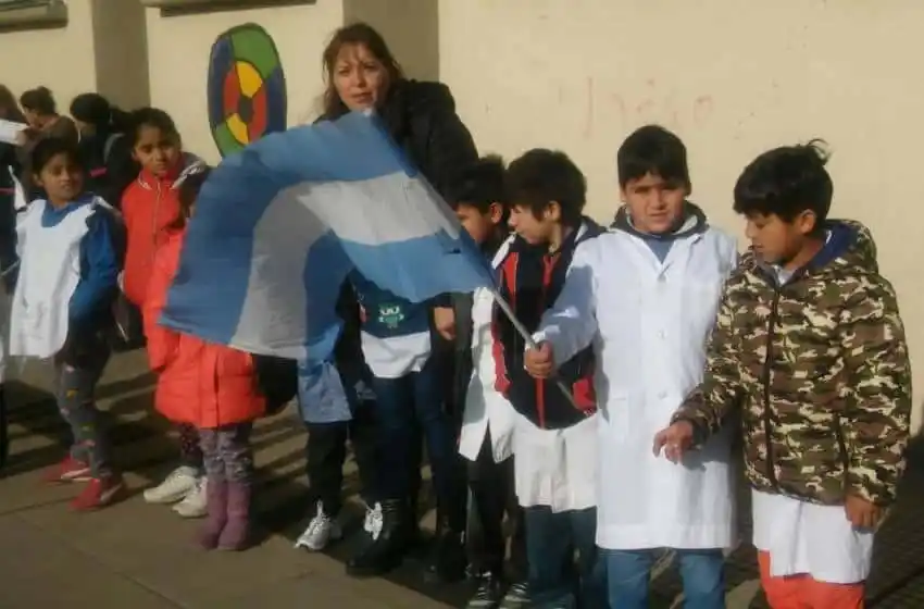 Abrazo solidario en las escuelas N°12 y N°63 por "ajustes" en los EOE