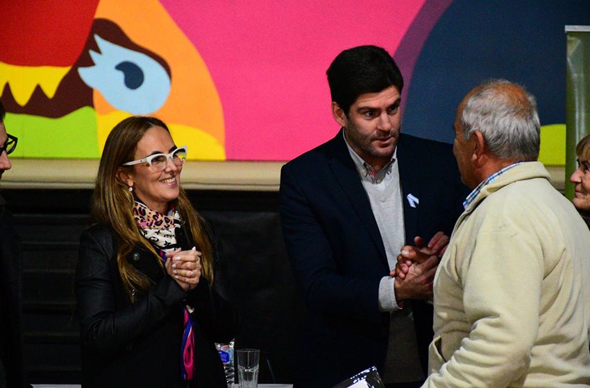 Entrega de títulos de propiedad a familias de Ayacucho