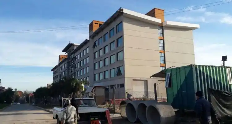 Maxiconsumo denunció a Uocra por “aprietes” y “hurto” en el hotel San Julián y puso en duda la instalación de la fábrica de pastas