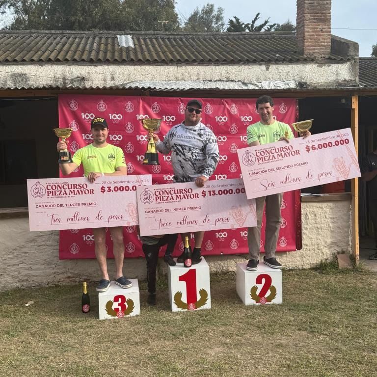 El podio. Juan Patricio Clergue, de Pigüé, tercero; el ganador Elián Barth, de Alpachiri; y Guillermo Ferraro, de Pigüé, quien obtuvo el segundo lugar