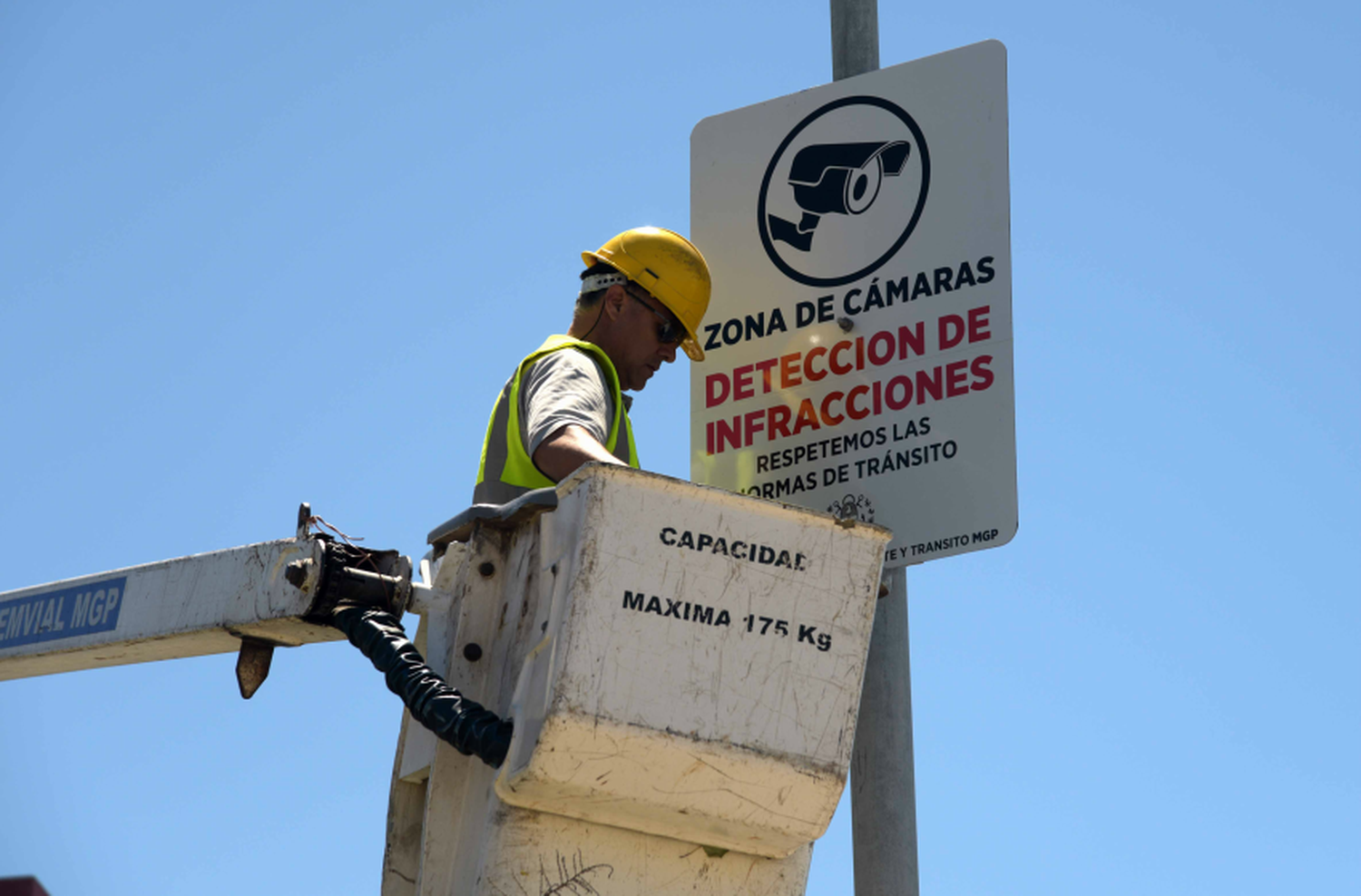 Colocan carteles que señalan el monitoreo de cámaras del COM