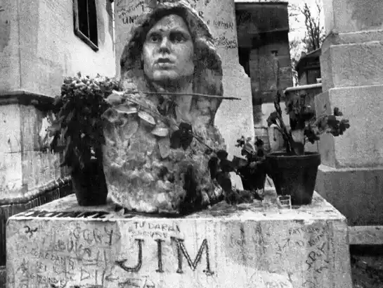 Encontraron en París el busto de Jim Morrison robado hace 37 años en el cementerio Père Lachaise