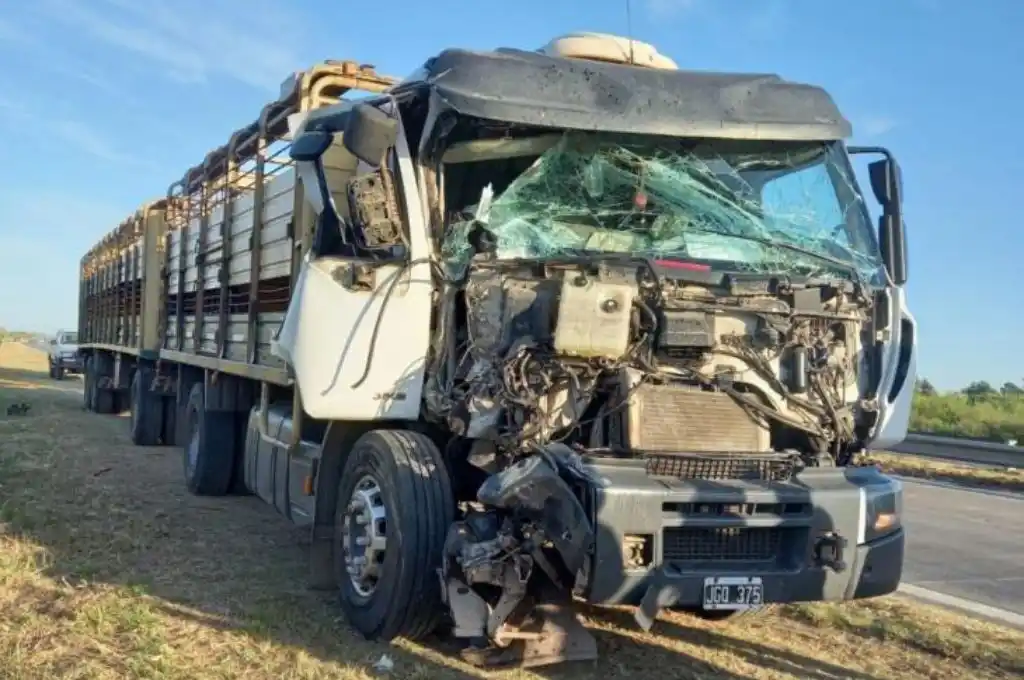 Accidente en Circunvalación Oeste: camión jaula chocó contra una barredora