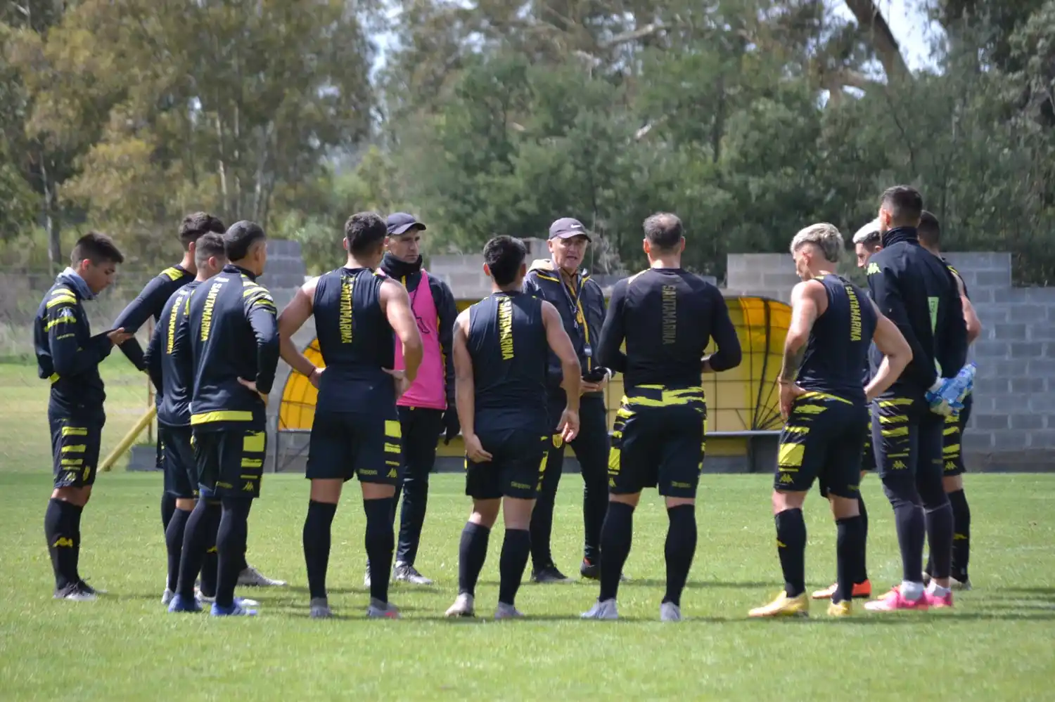 FOTO PRENSA SANTAMARINA Mayor, con un grupo de jugadores.