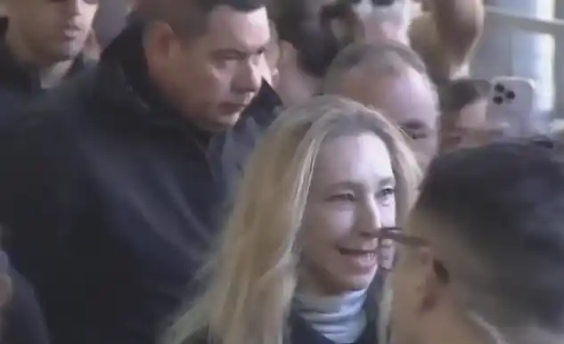Karina Milei votó en Vicente López con una nutrida custodia: Se sacó selfies pero no brindó declaraciones