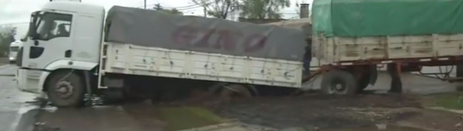 Se hundió el suelo y un camión quedó atrapado en un socavón en la ruta 21