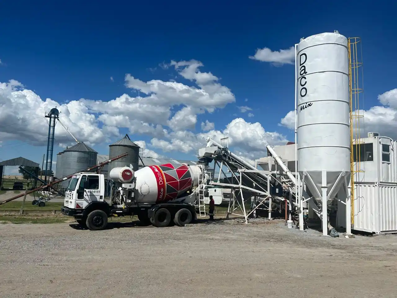 La planta hormigonera Daco Mix abre sus puertas.
