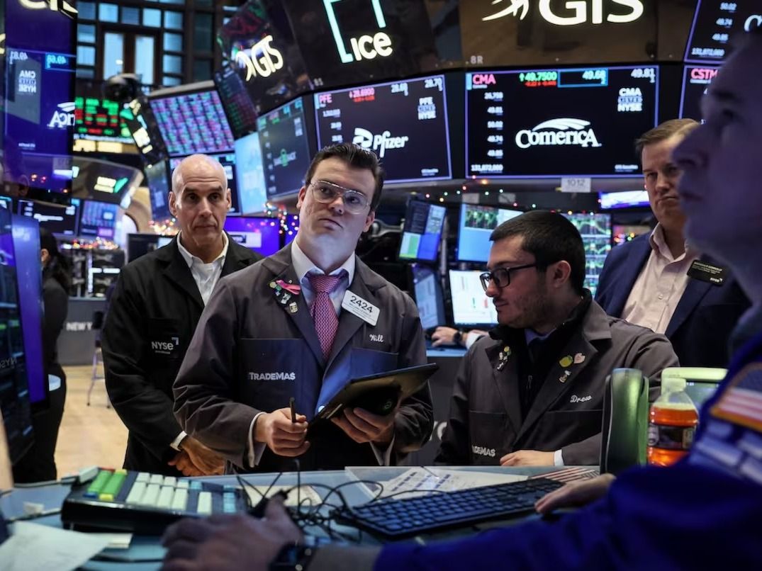 Los bonos y acciones argentinos bajan, al tiempo que sube el dólar financiero y el riesgo país supera los 780 puntos.