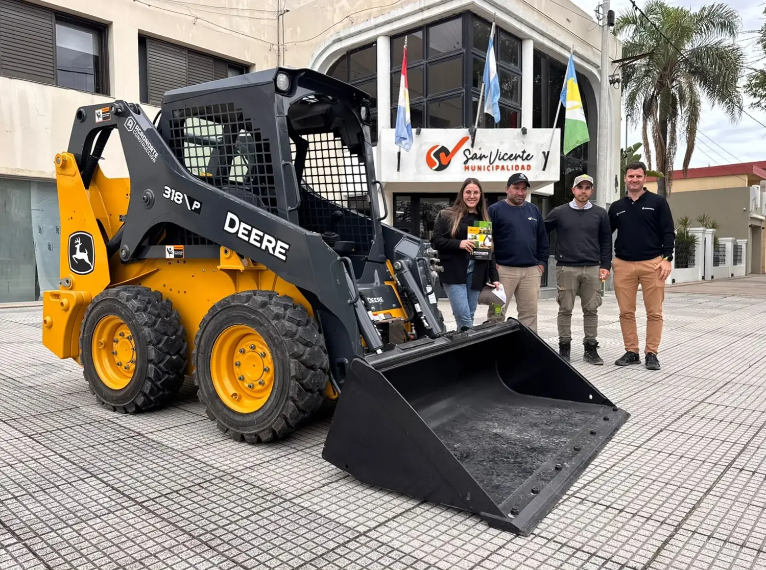Más equipamiento: San Vicente incorporó una nueva minicargadora para optimizar los servicios públicos