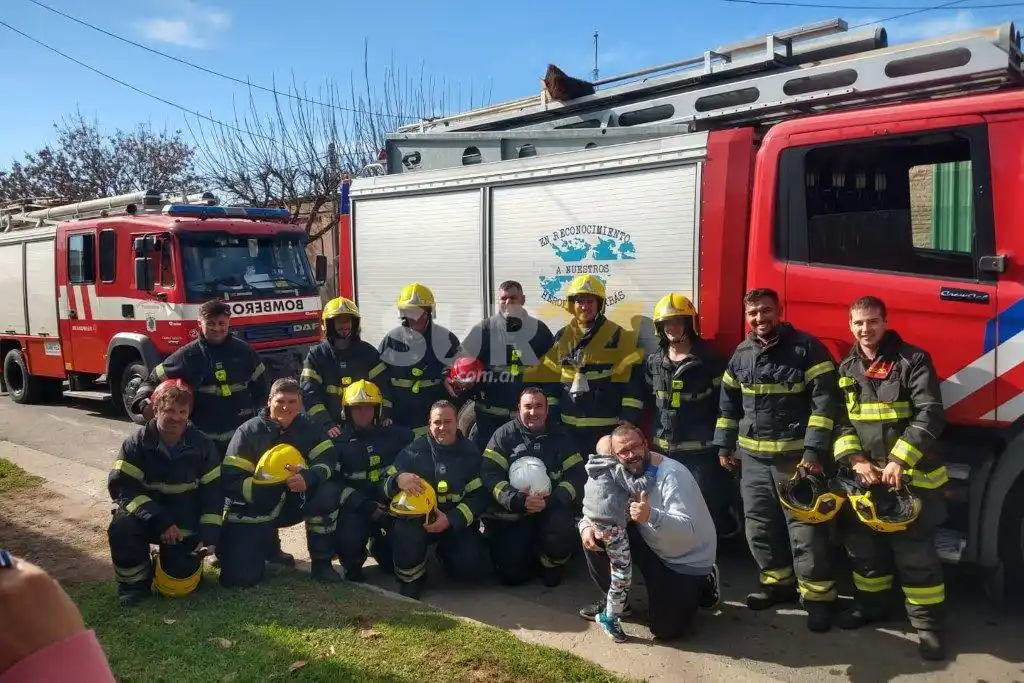 Padece una grave enfermedad y sueña con ser bombero: sus “colegas” le dieron una sorpresa