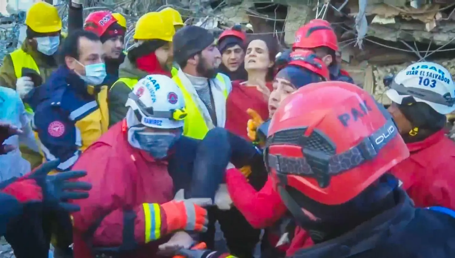 ¡CIFRA EN 33 MIL VÍCTIMAS! Salvadoreños rescatan a una mujer y un niño 6 días después del terremoto en Turquía