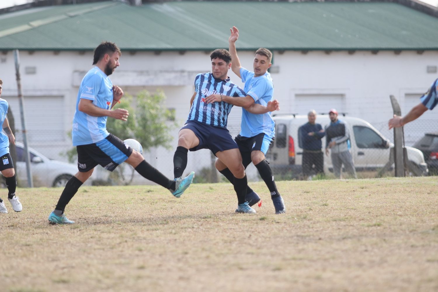 Daniel Acosta de Juventud ante la marca de Rodrigo Larrivey y Carlos Soria, que se fue expulsado al cierre del primer tiempo (crédito: Pato Negro /IG Gol Entra).