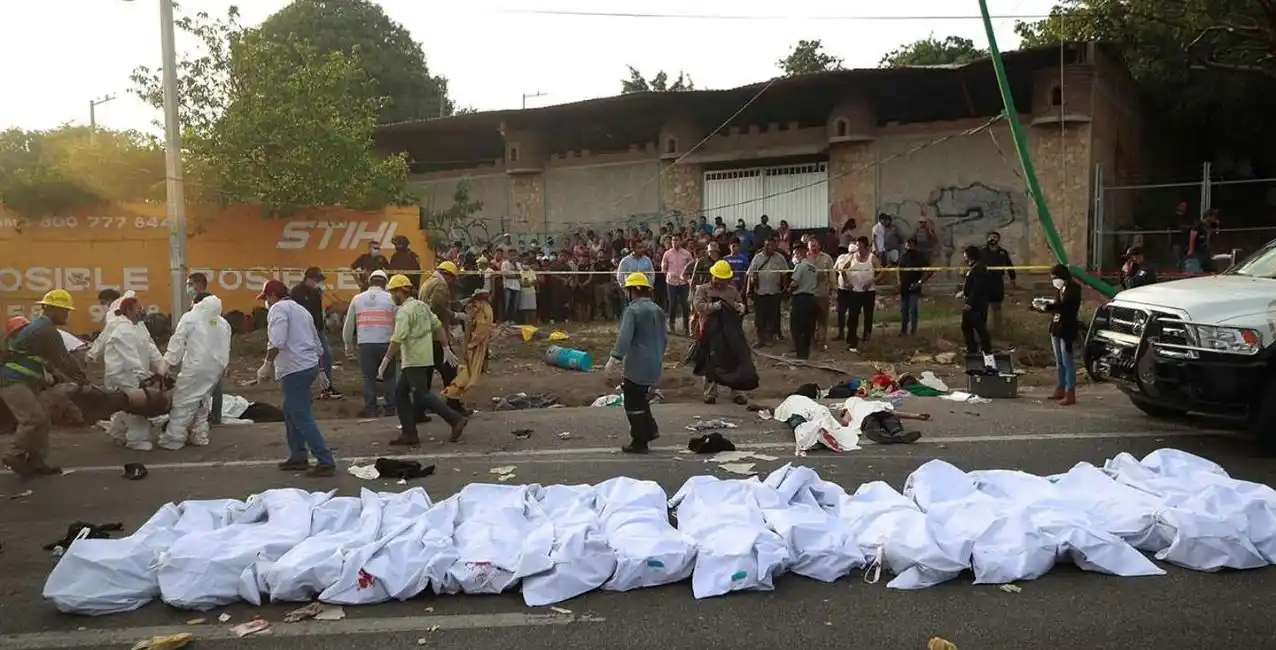 Volcó un camión que trasladaba inmigrantes ilegales: al menos 49 muertos