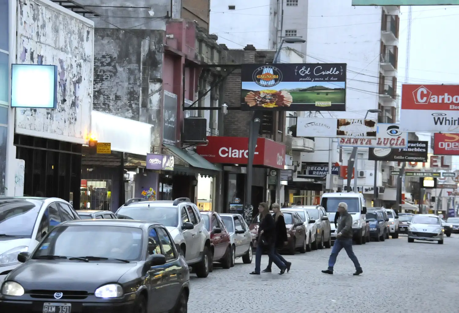 ¿Multa de 147 mil pesos por hablar con el celular en el auto?