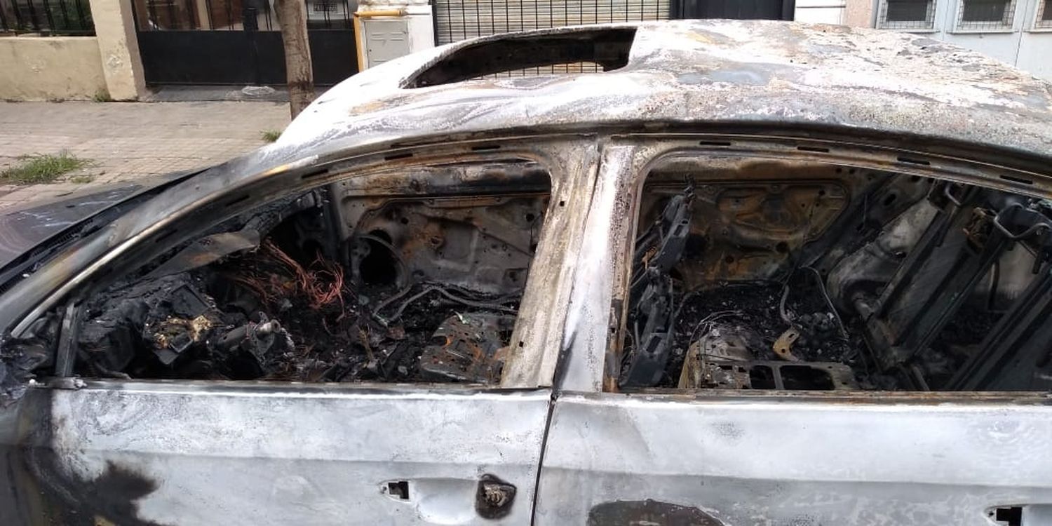 Quemaron tres autos durante la madrugada