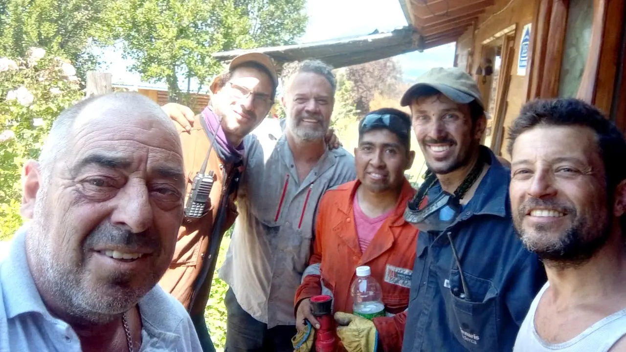Ayuda. Norberto Cafiel (izquierda) posa, ayer, con un grupo de vecinos autoconvocados para colaborar, en el área de Epuyén