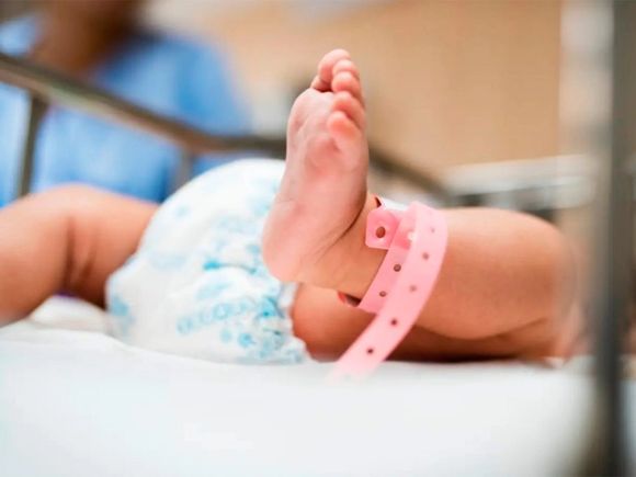 Una mujer dio a luz a los 63 años en Brasil y reabre el debate sobre los límites de la maternidad