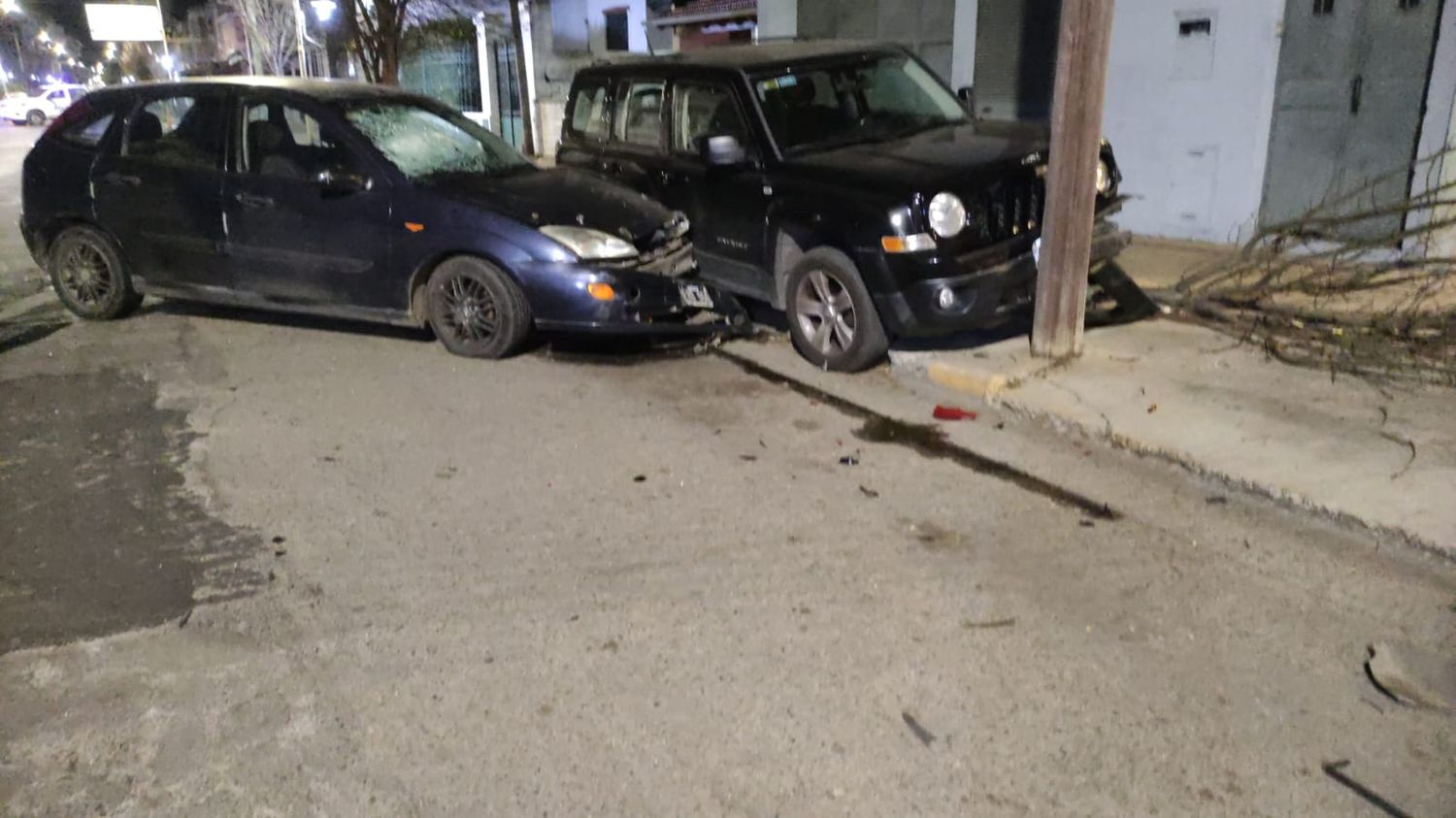 Dos hombres fueron hospitalizados luego de embestir a un vehículo estacionado