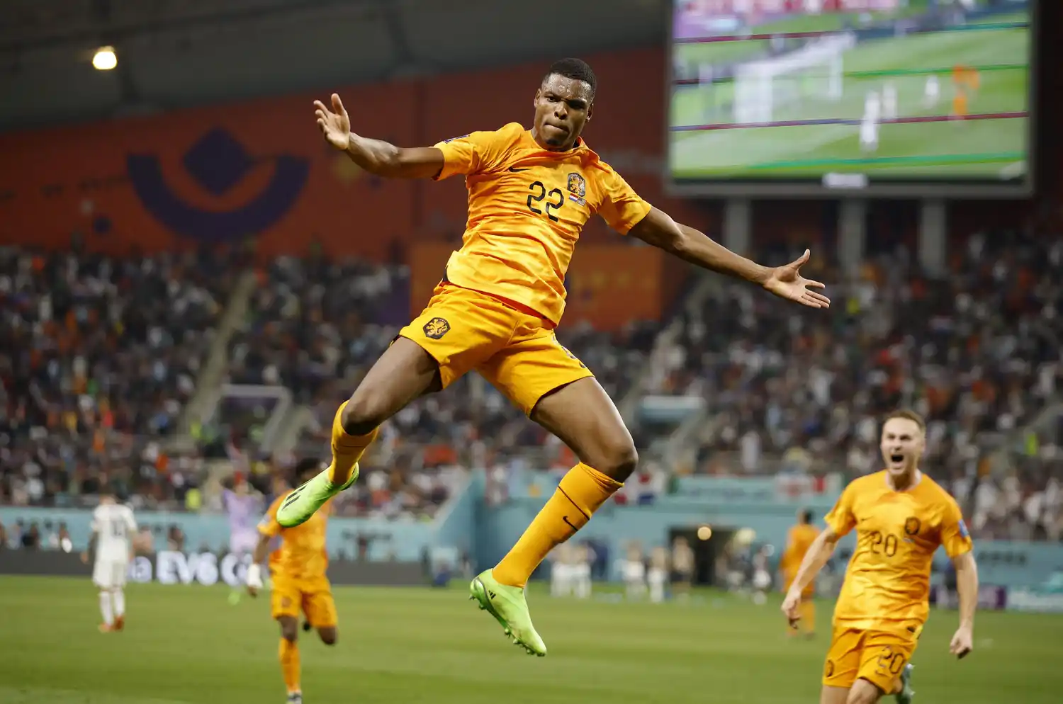 Dumfries, volante de Países Bajos.