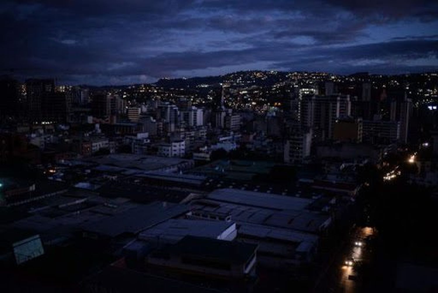 APAGÓN DESDE LA MADRUGADA: varias zonas del municipio Sucre están sin servicio eléctrico