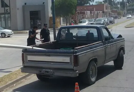 Chocó una camioneta en 74 y 75