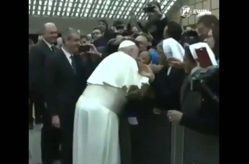 “Te daré un beso, pero tú tranquila. ¡No me muerdas!”, la broma del papa Francisco a una religiosa