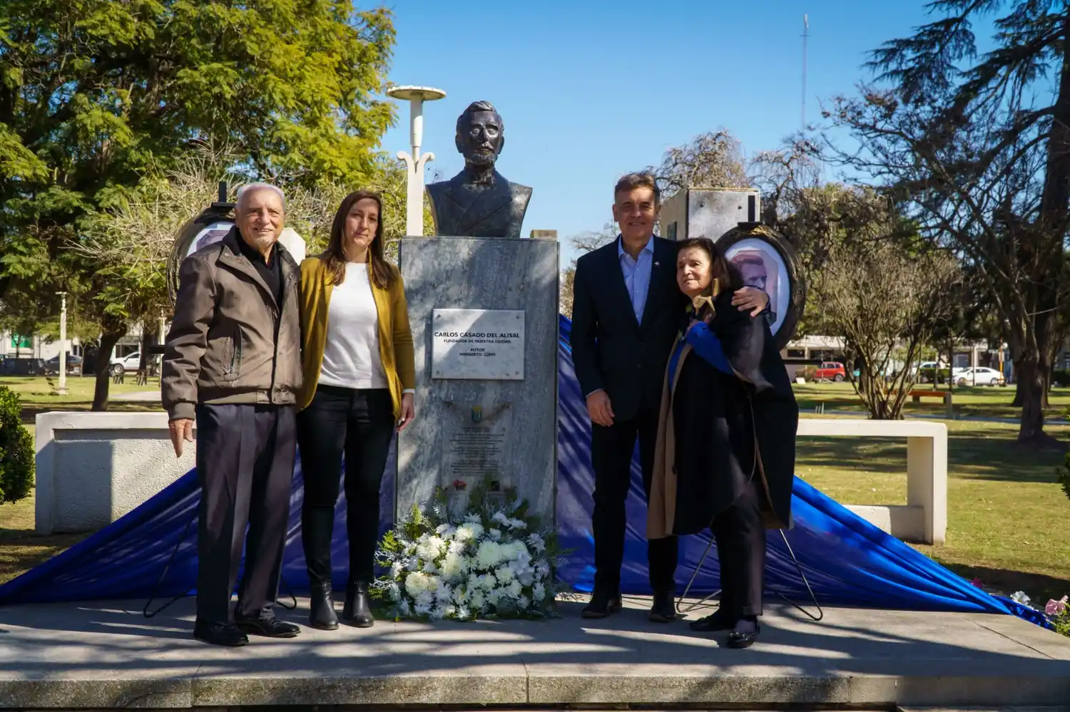 Autoridades durante las celebraciones por el 135 aniversario