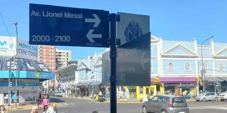 Sigue la fiebre por la "Scaloneta": En San Isidro la Avenida Santa Fe amaneció rebautizada como "Lionel Messi"