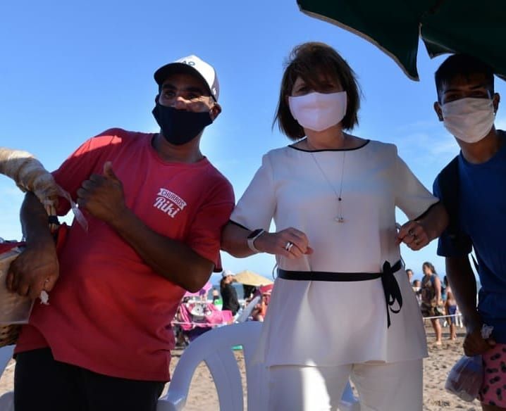 ¿Empezó la campaña 2021?: Bullrich presentó un libro sobre el delito y se sacó fotos hasta con vendedores ambulantes