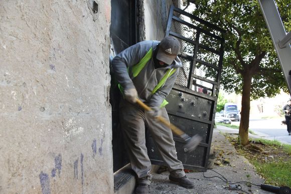 Derrumbaron un búnker de drogas en Tiro Suizo y Rosario llegó a las 50 inactivaciones