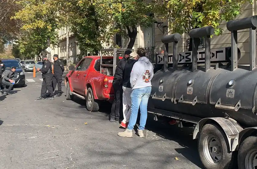 Dos detenidos tras encendida protesta de gastronómicos frente a Gobernación