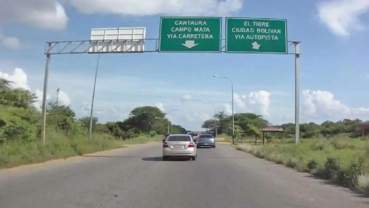 ASALTAN A JUGADORES del Bolívar Sport Club: lanzaron «miguelitos» a la carretera