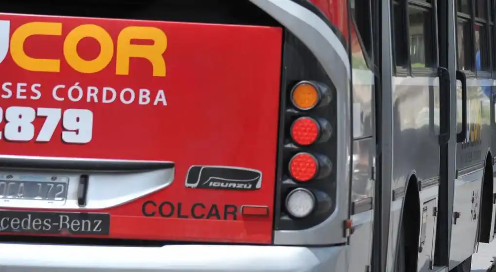 Córdoba: una pasajera atravesó el parabrisas del colectivo