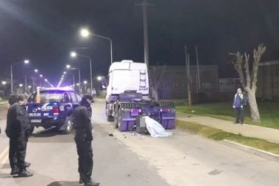 Murió una motociclista en Avellaneda tras chocar contra un camión estacionado