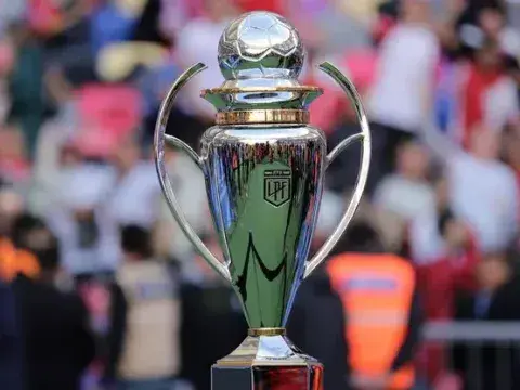 El trofeo de la Liga Profesional de fútbol