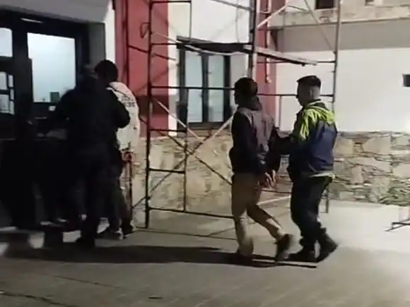 Llevaban una batería de auto y no pudieron justificar de dónde la sacaron