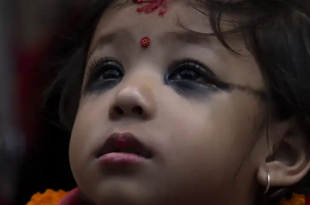 La nueva Kumari fue llevada en un palanquín ceremonial hasta el palacio Kumari Ghar, en el centro de Katmandú. EFE