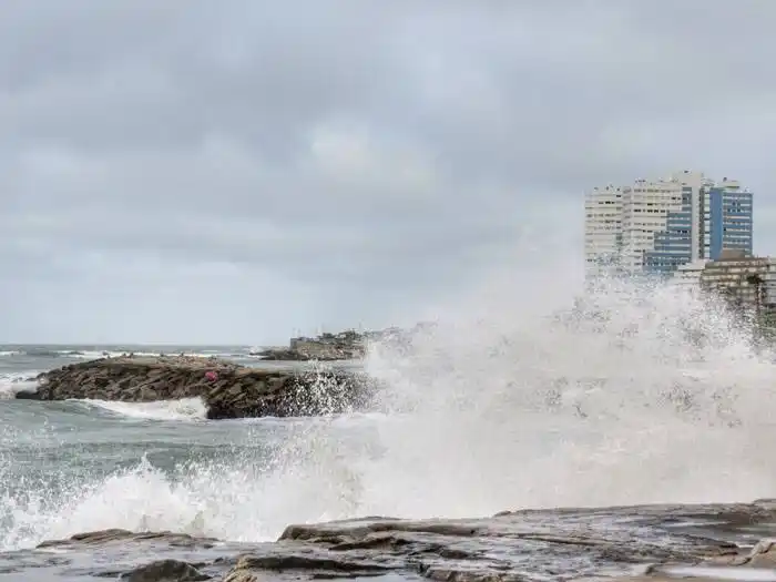 Una fuerte tormenta de lluvia y viento azota a Mar del Plata,  Necochea, Pinamar y Villa Gesell