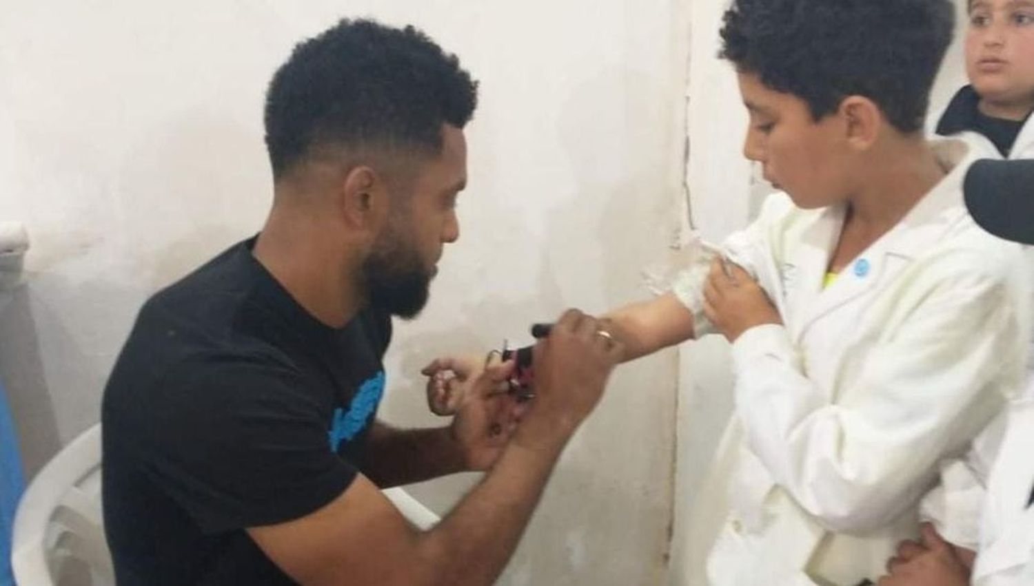 El futbolista colombiano de River, Miguel Borja, revolucionó Lincoln: Apareció en una escuela y los niños lo ovacionaron
