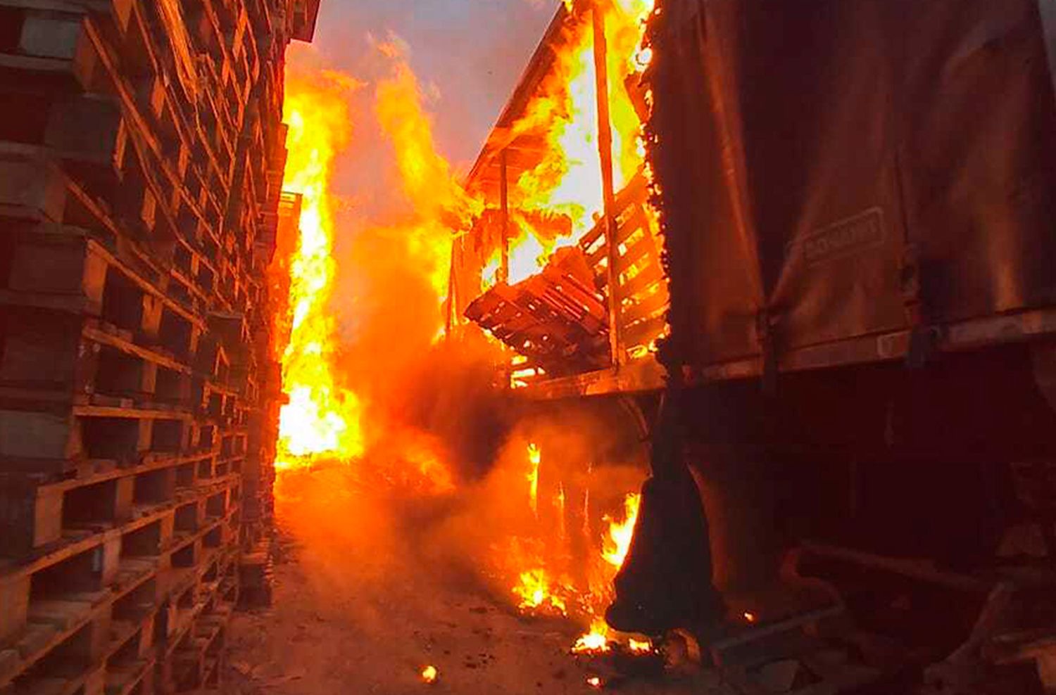 Incendio en barrio 9 de Julio: trabajaron 6 dotaciones de bomberos y confirman que solo hubo daños