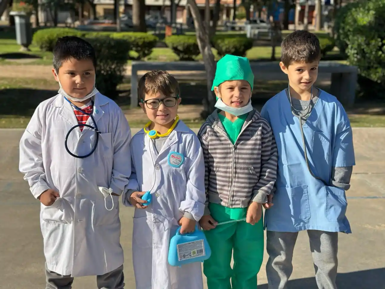 Un grupo de niños se caracterizó como trabajadores de la salud.