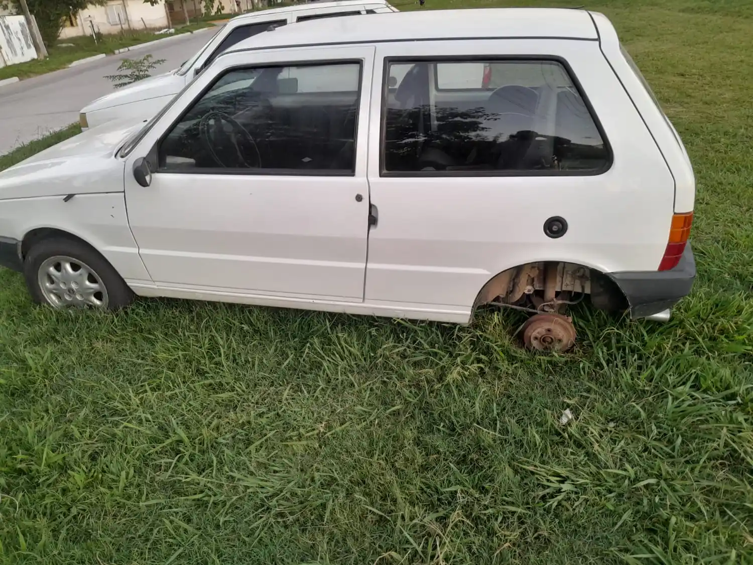 Indignación: robaron una rueda de un auto en barrio Villa Podio
