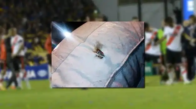 #Superpapelón: Nuevas imágenes muestran a otro hincha con una bengala