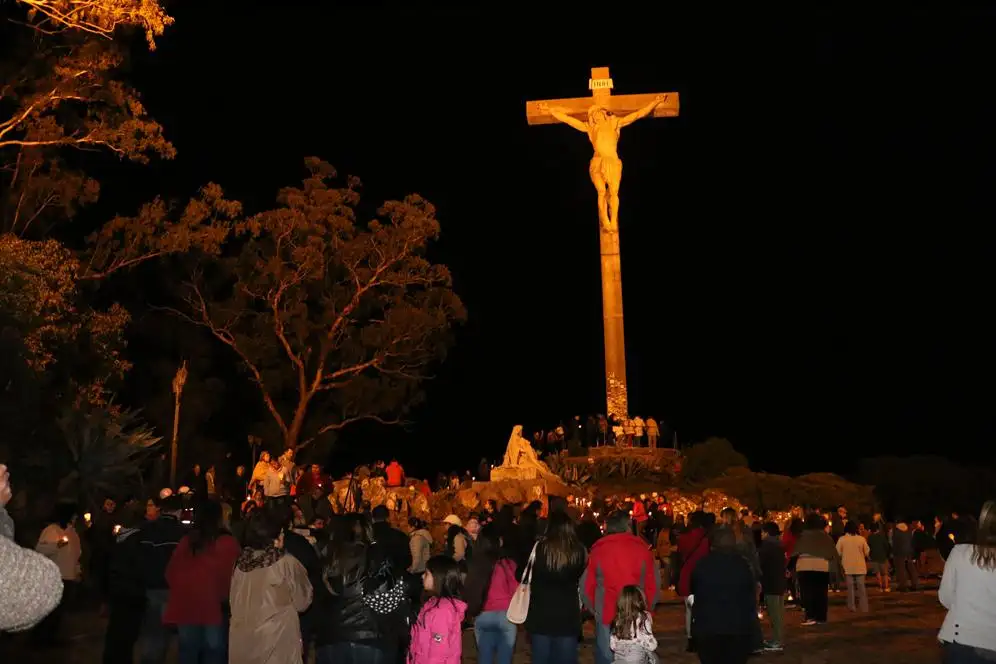 Miles de feligreses en el Calvario en el Vía Crucis de la Familia