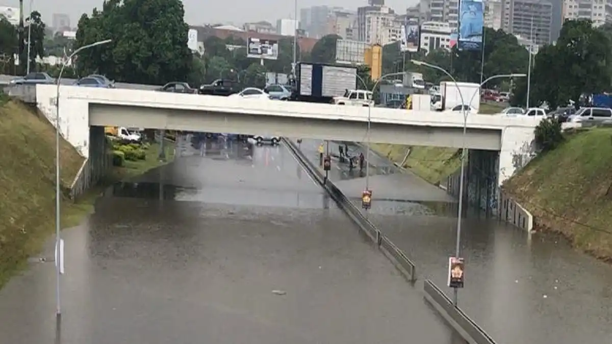 ¡DEBIDO A LAS LLUVIAS! Cierran parcialmente la autopista Francisco Fajardo a la altura de Altamira